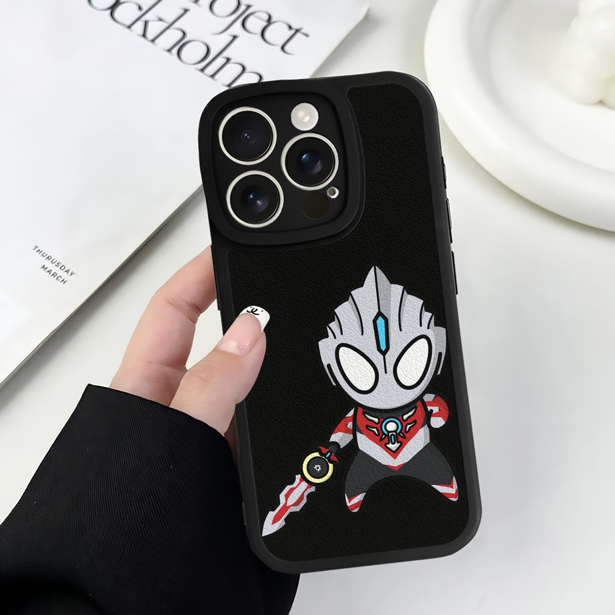 （画像用） ウルトラマン Ultraman 【iPhone 16シリーズ対応】シリコンスマホケース（レザー調） 材質：シリコン